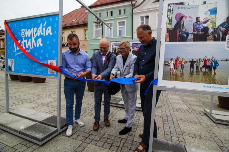 Inauguracja festiwalu w plenerze, przecinanie wstęgi.