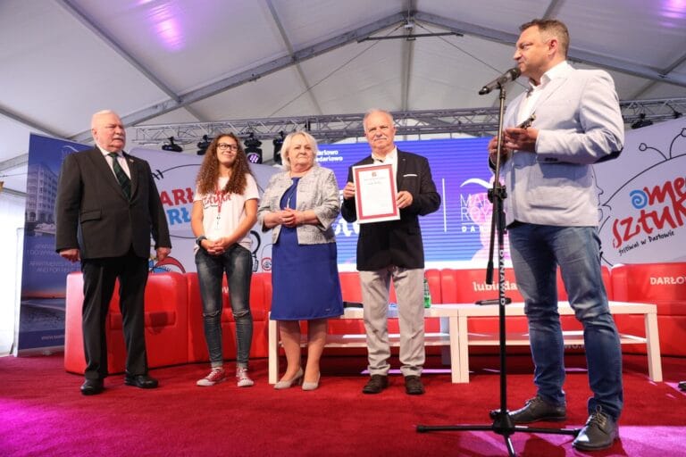 Ludzie na scenie podczas festiwalu w Darłowie.