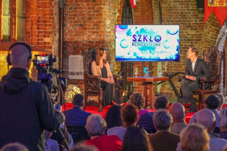 Rozmowa na scenie z nagraniem telewizyjnym.