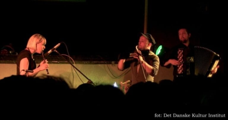 Trio muzyczne na scenie, koncert na żywo.