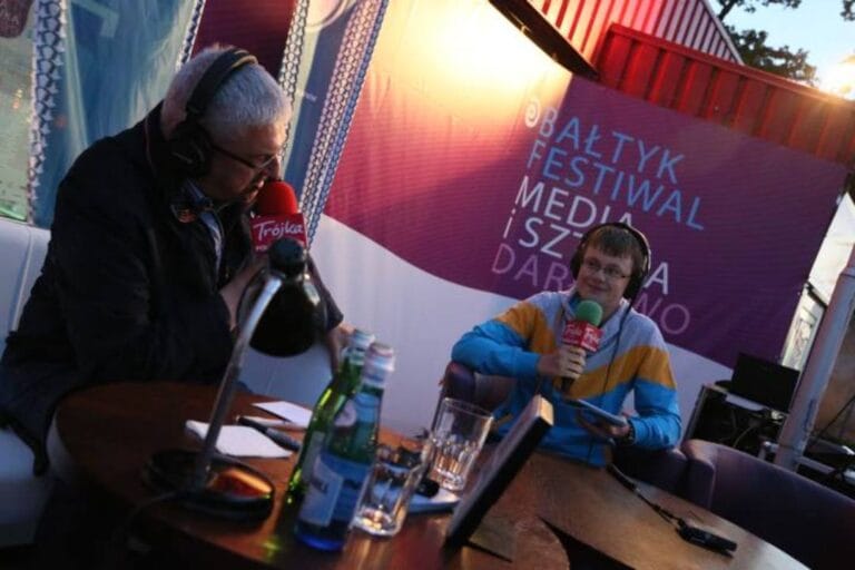 Dziennikarze rozmawiają na festiwalu radiowym w plenerze.