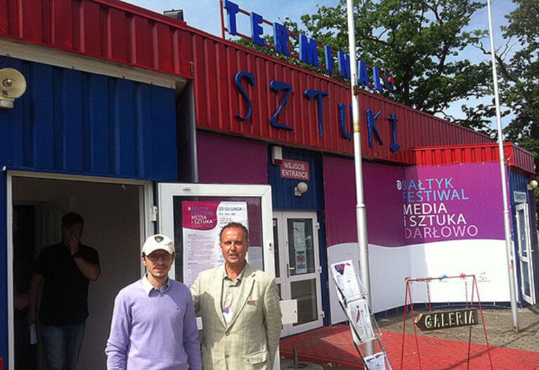 Wejście do Terminalu Sztuki w Darłówku.