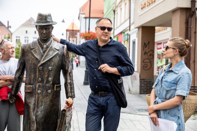 Ludzie przy rzeźbie na ulicy