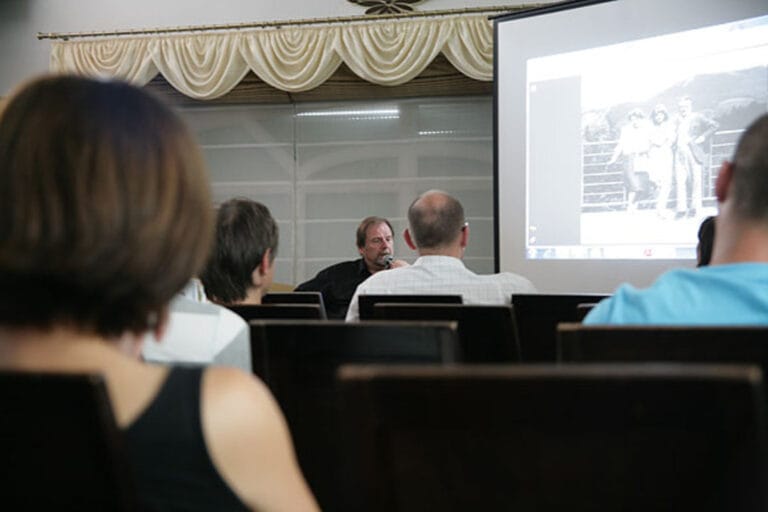 Prezentacja multimedialna na wykładzie z uczestnikami.