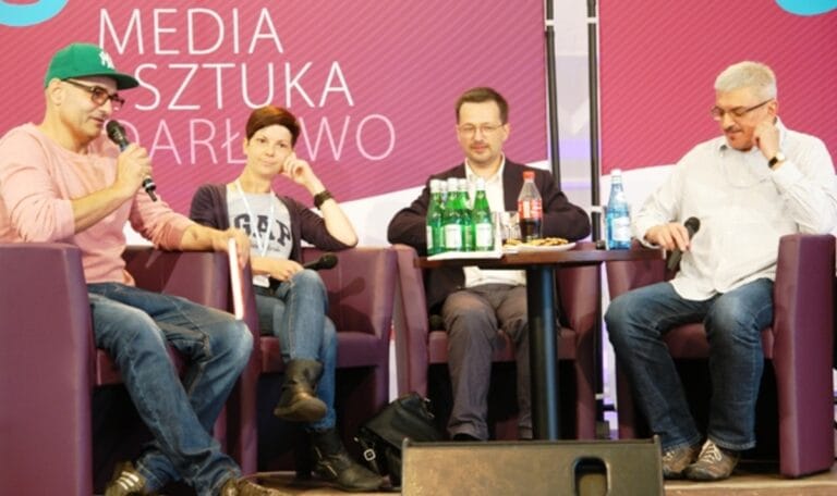 Panel dyskusyjny o mediach i sztuce.