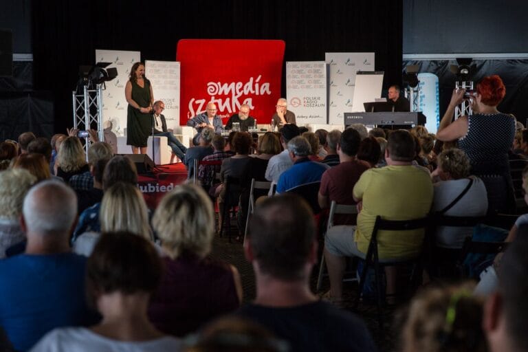 Panel dyskusyjny na festiwalu z publicznością.