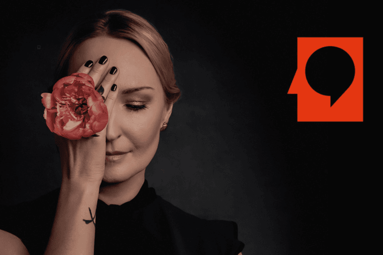 Kobieta z kwiatem na dłoni, czarne tło.