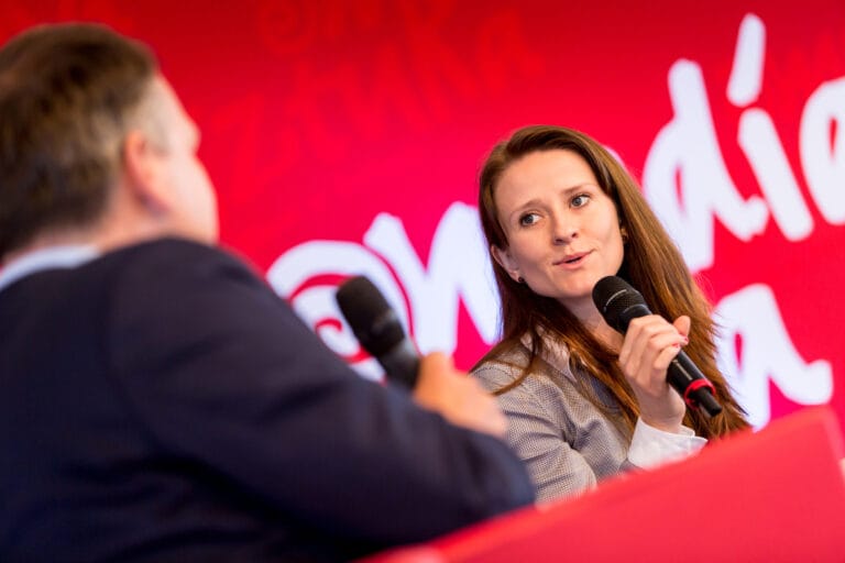 Kobieta z mikrofonem podczas rozmowy na scenie