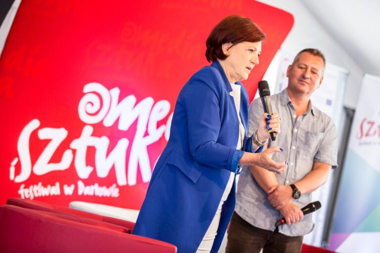 Spotkanie dyskusyjne na festiwalu sztuki w Darłowie.