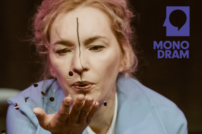 Kobieta z konfetti i logo MONODRAM.