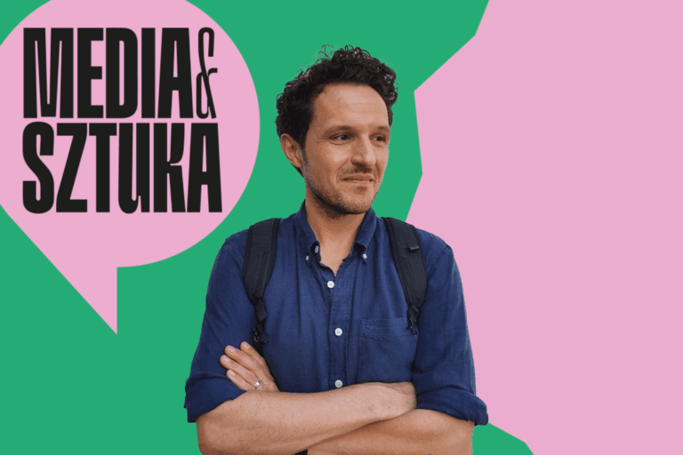 Mężczyzna na tle napisu 'Media & Sztuka'.