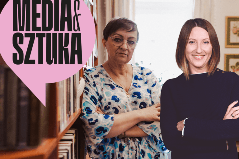 Dwie kobiety na tle książek, napis Media i Sztuka.