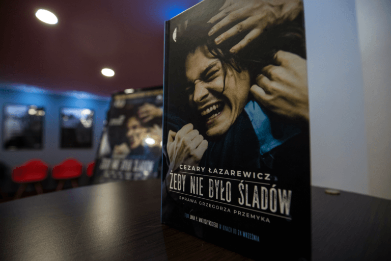 Książka Cezarego Łazarewicza na półce.