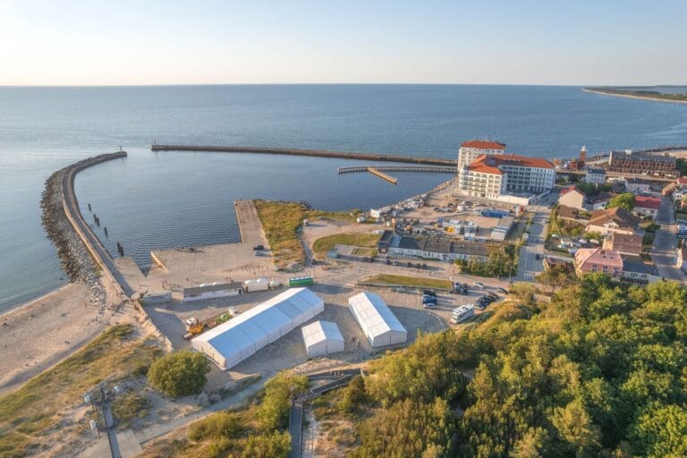 Port nad Bałtykiem z lotu ptaka, Plaża, Budynki.