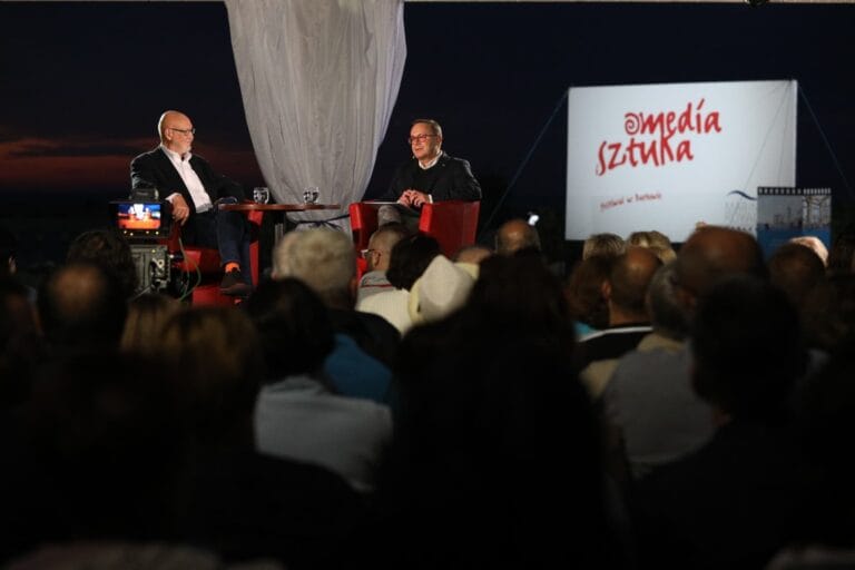 Rozmowa dwóch mężczyzn na festiwalu Media i Sztuka.