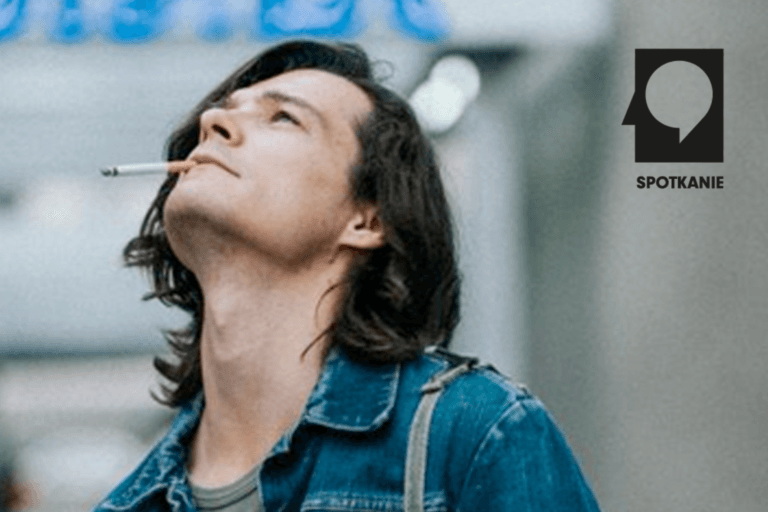 Osoba z papierosem i logo Spotkanie