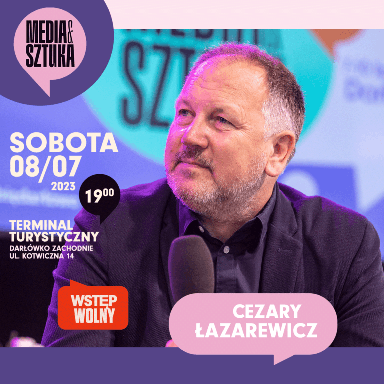 Mężczyzna z mikrofonem na festiwalu Media i Sztuka.