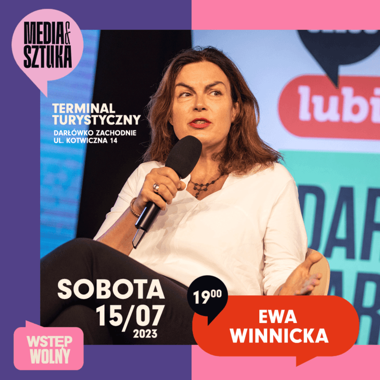Kobieta z mikrofonem na scenie festiwalu Media i Sztuka.