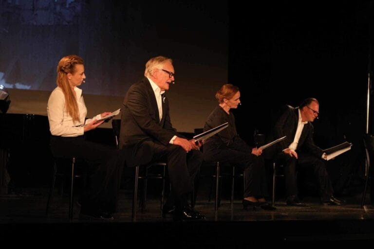 Aktorzy czytają scenariusze na scenie