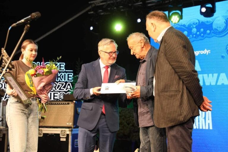 Ceremonia wręczenia nagród, sceniczne wydarzenie, cztery osoby