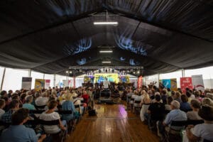 Tłum na koncercie w dużym namiocie.