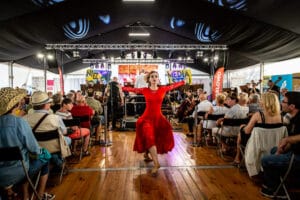 Taniec kobiety w czerwieni na festiwalu muzycznym.