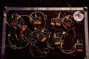 Mikroporty z mikrofonami na stole przed występem.