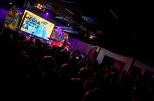 Konferencja medialna na scenie z publicznością