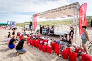 Dzieci na plaży uczestniczące w zajęciach.