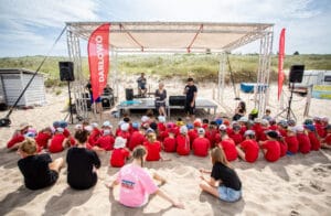 Dzieci na plażowym koncercie w Darłowie.