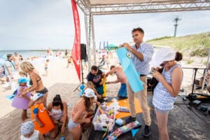 Warsztaty plastyczne na plaży z dziećmi.