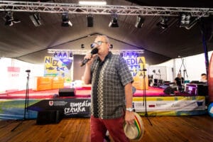 Konferencja w namiocie z mówcą na scenie