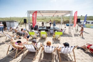 Plażowy występ na scenie, widownia w leżakach