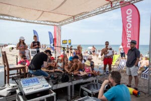 Dzieci biorą udział w warsztatach na plaży.