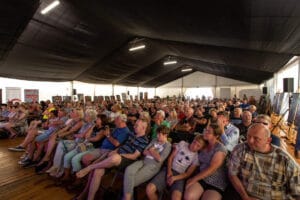 Ludzie na spotkaniu w dużym namiocie