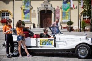 Zabytkowy samochód na festiwalu Media i Sztuka
