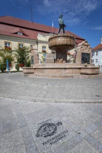 Fontanna z rzeźbą na starym miejskim placu.