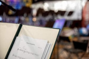 Nuty na pulpicie, przygotowanie do koncertu.