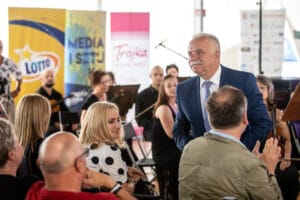 Wydarzenie z udziałem publiczności i orkiestry.