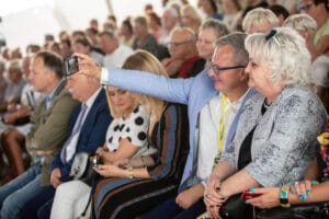Publiczność robi selfie podczas wydarzenia.