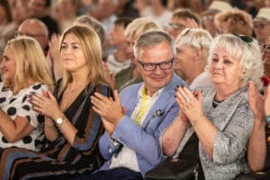 Publiczność klaszcze podczas wydarzenia