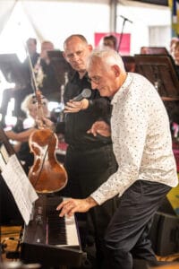 Muzycy grający na keyboardzie i wiolonczeli, koncert na żywo.