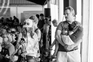 Tłum ludzi na targach, mężczyzna z dzieckiem.