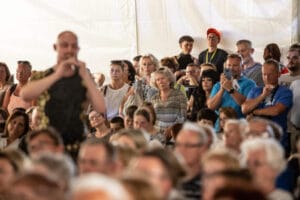 Grupa ludzi na konferencji, patrzy na prezentera.