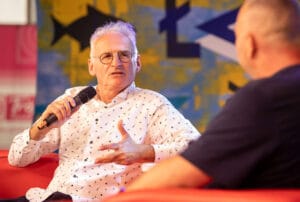 Osoba z mikrofonem podczas rozmowy na scenie.