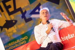 Mężczyzna z mikrofonem na scenie