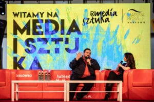 Dwóch rozmówców na scenie podczas festiwalu Media i Sztuka.