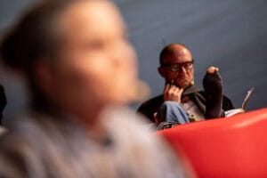 Mężczyzna z książką, noga w skarpetce na krześle.