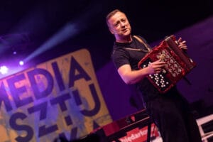 Muzyk gra na akordeonie na scenie festiwalu