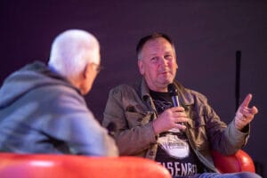 Rozmowa dwóch osób z mikrofonem na scenie.